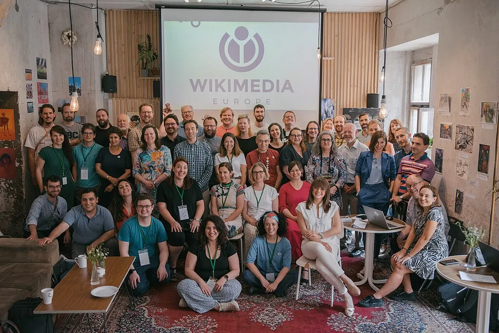 Zur Generalversammlung von Wikimedia Europe reiste im Juni auch eine Gruppe von Wikimedia Deutschland nach Prag. Gemeinsam mit Wikimedia-Vertreter*innen aus ganz Europa wurden die nächsten Ziele für Wikimedia Europe gesteckt.