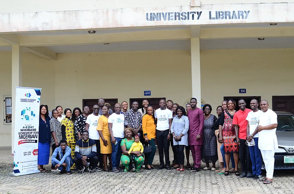 Gruppenfoto vor der University Library in Nigeria.