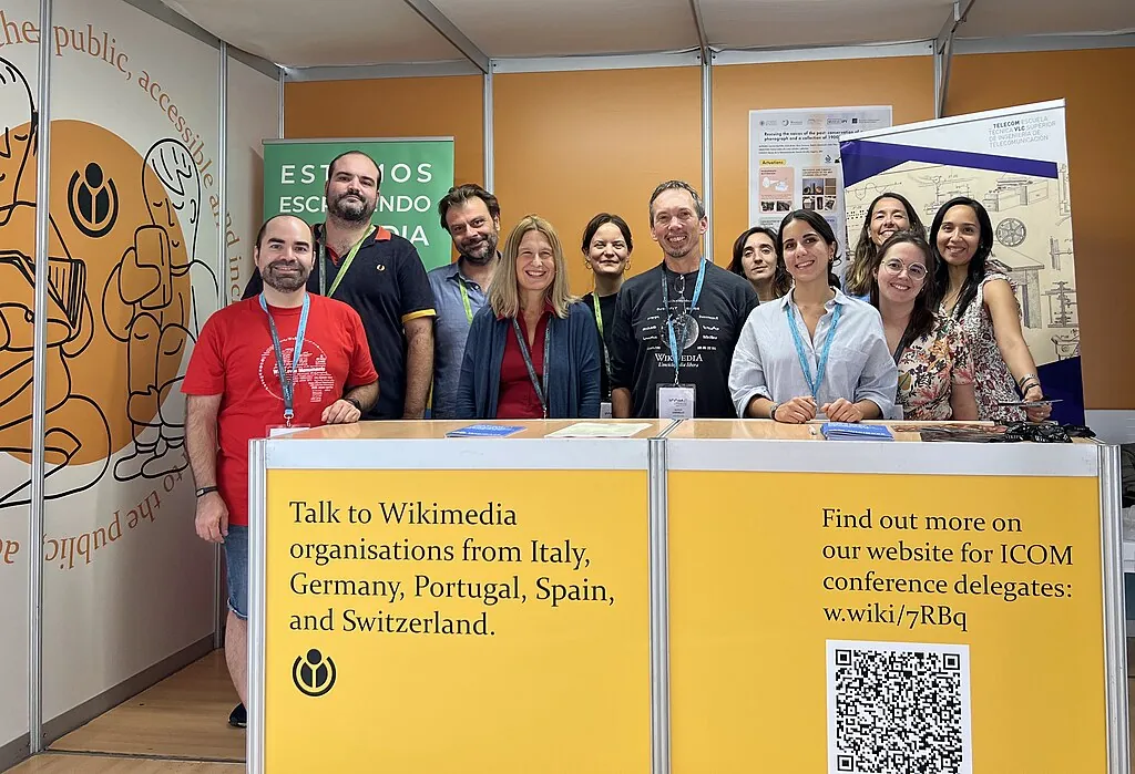 Group photo at the Wikimedia stand in Valencia.
