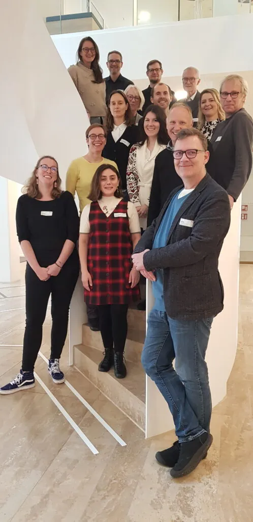 Gruppenfoto auf einer Treppe.