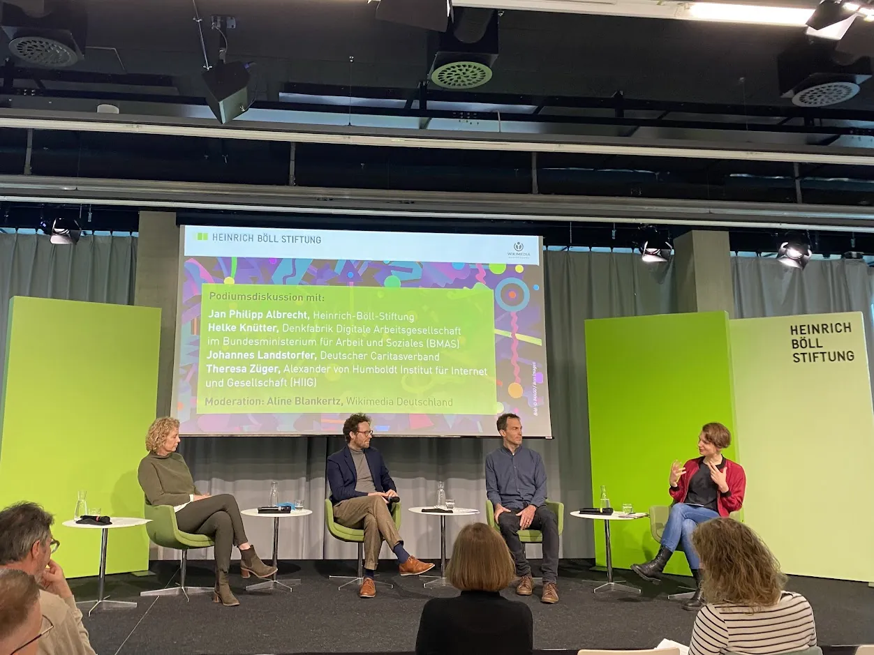 Wie kann Digitalisierung gemeinwohlorientierter werden? Um diese Frage ging es bei einer Veranstaltung in der Heinrich Böll Stiftung in Berlin. Moderiert hat die Diskussion Datenexpertin Aline Blankertz von Wikimedia Deutschland (rechts). Sie hat 8 Indikatoren entwickelt, an denen sich die Digitalpolitik für das Gemeinwohl orientieren soll.