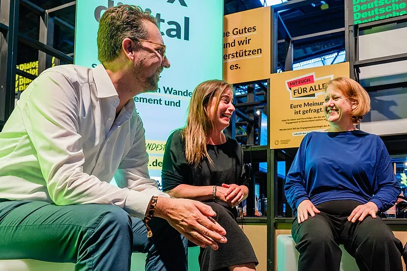 Wikimedia-Vorstand Christian Humborg und spricht mit Bundesfamilienministerin Lisa Paus und Katarina Peranić, Vorständin der Deutschen Stiftung für Engagement und Ehrenamt.