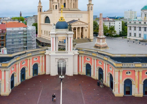 Drohnenaufnahme der St. Nikolaikirche in Potsdam.
