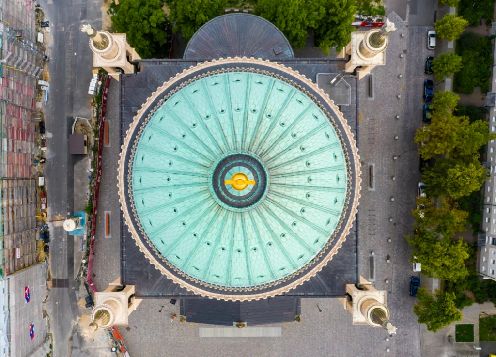 Drohnenaufnahme aus Potsdam: Das hellblaue Kuppeldach der St. Nikolaikirche von oben.