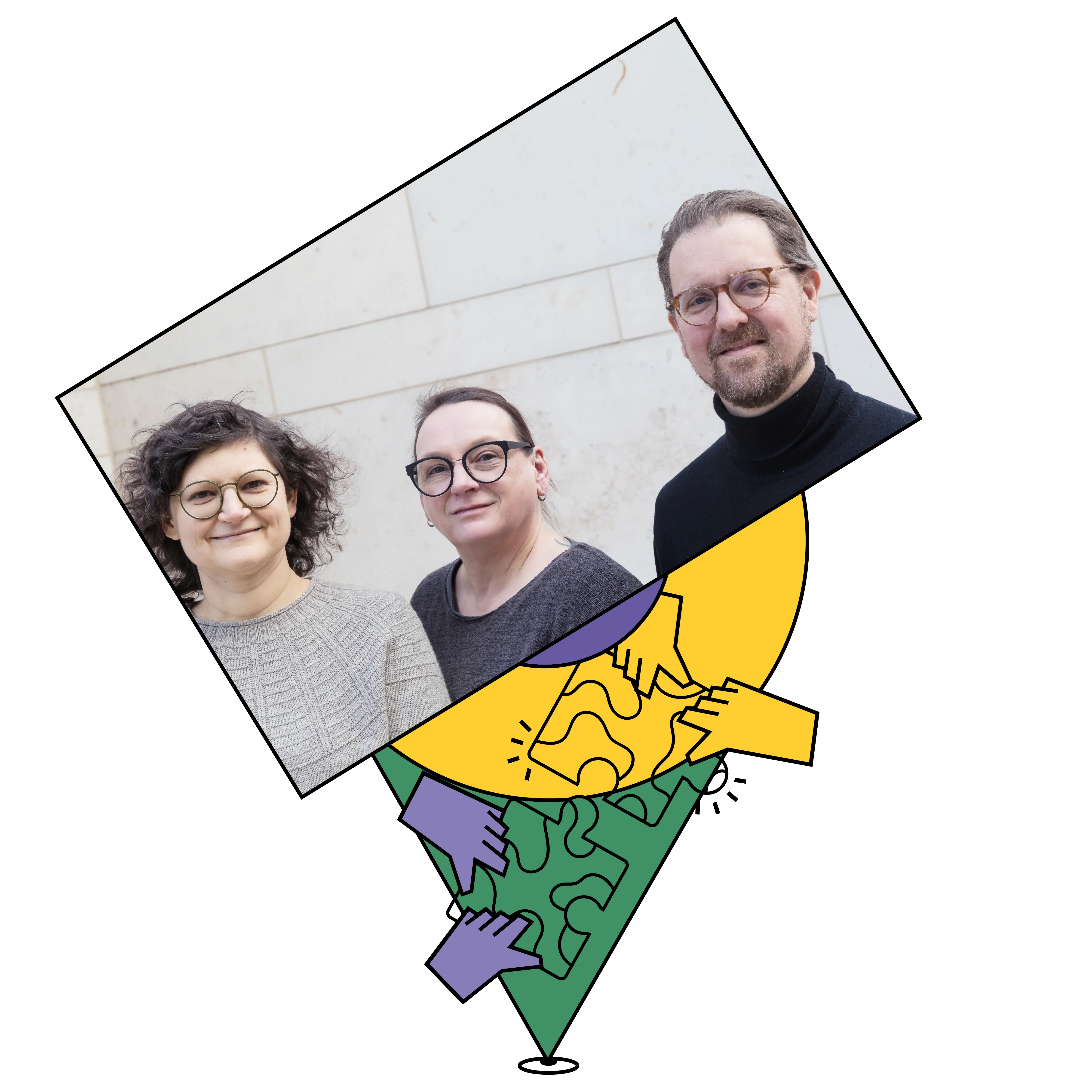 Ein Foto von Franziska Heine, Alice Wiegand und Christian Humborg vor einer Grafik mit geometrischen Formen und vier bunten Händen, die zwei Puzzleteile zusammenhalten.