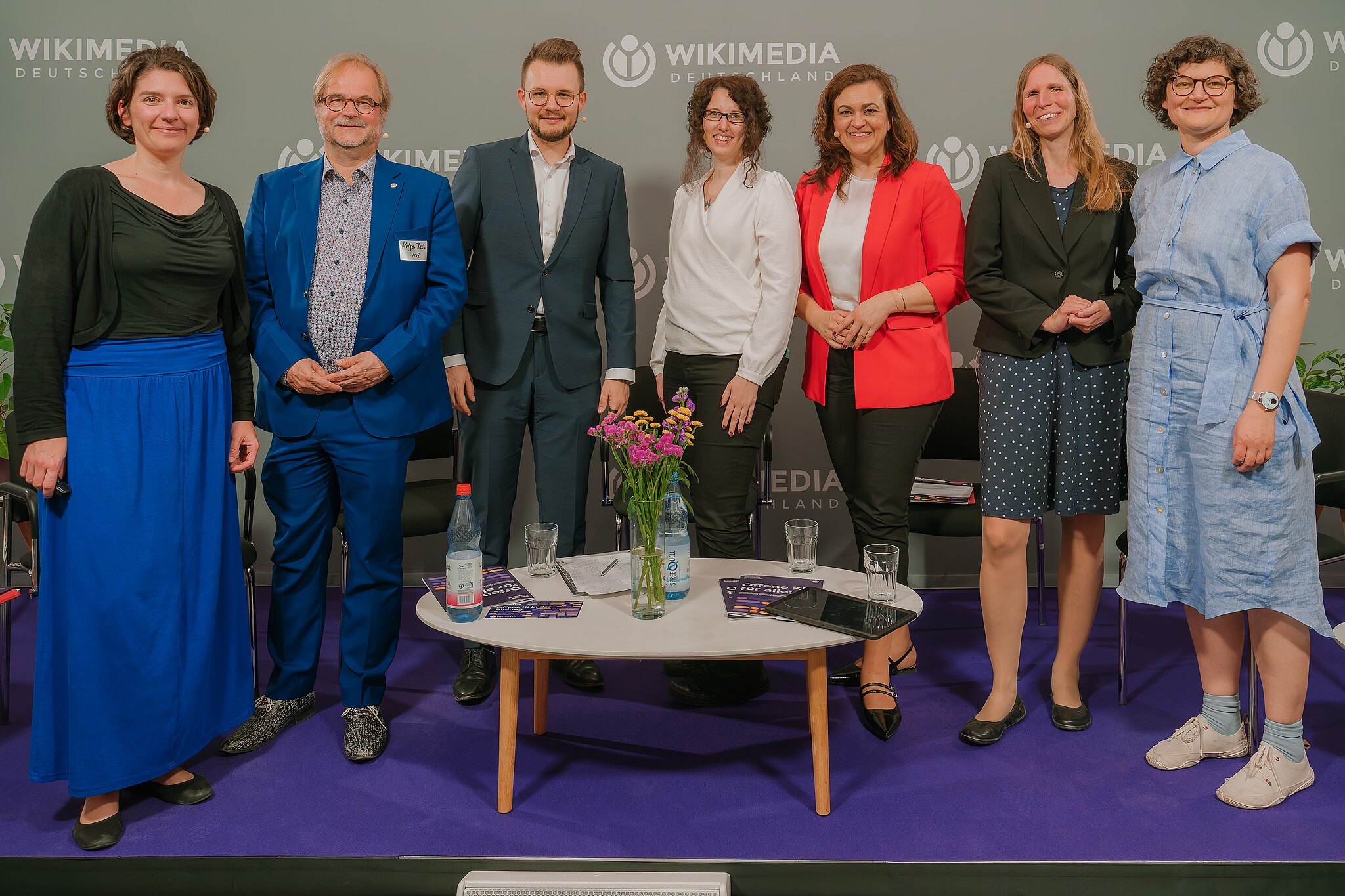 Teilnehmende der Abschlussveranstaltung „Offene KI in der Bildung“ stehen auf einem Podium.