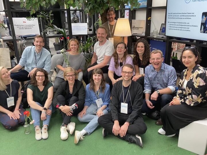 Ein Gruppenfoto im Sitzen