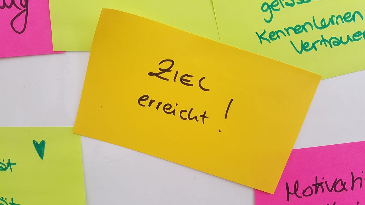 Post It mit der Aufschrift "Ziel erreicht"