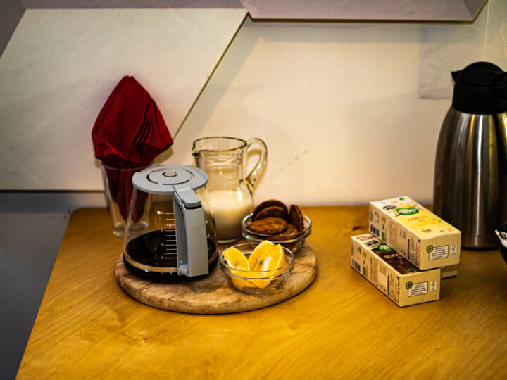 Tisch mit Kaffee und Teeangebot