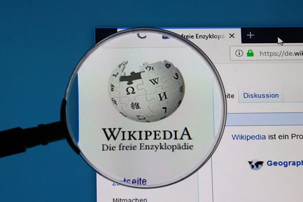 Wikipedia Startseite mit Lupe