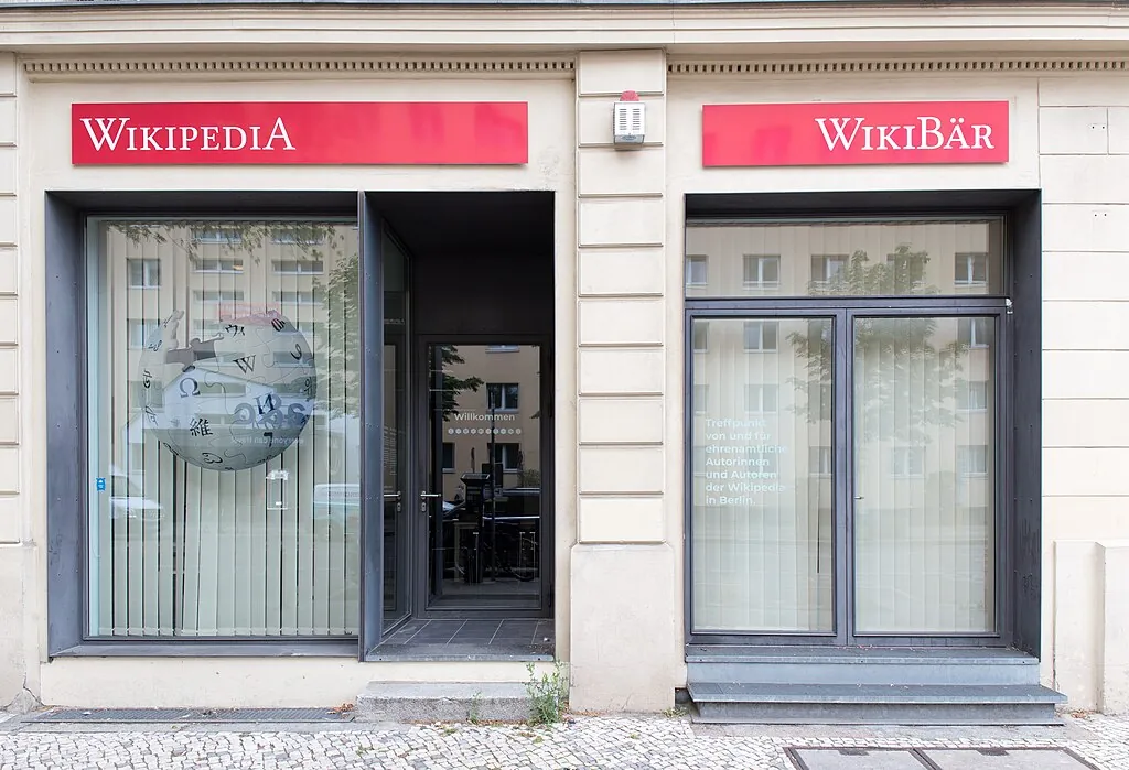 Wikibär von Außen mit Wikipedia-Schild