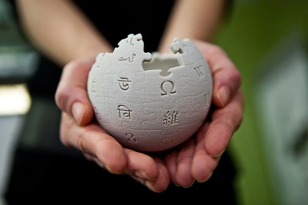 Wikipedia Globus und Hände