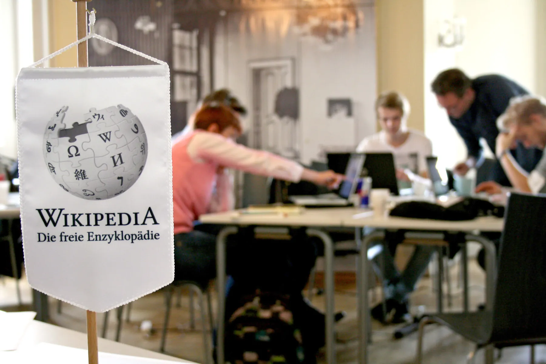 Wikipedianer*innen beim editieren