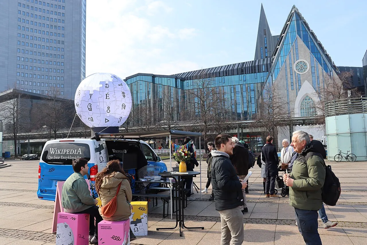 Wikipedia Bus mit Besucher*innen auf Augustusplatz