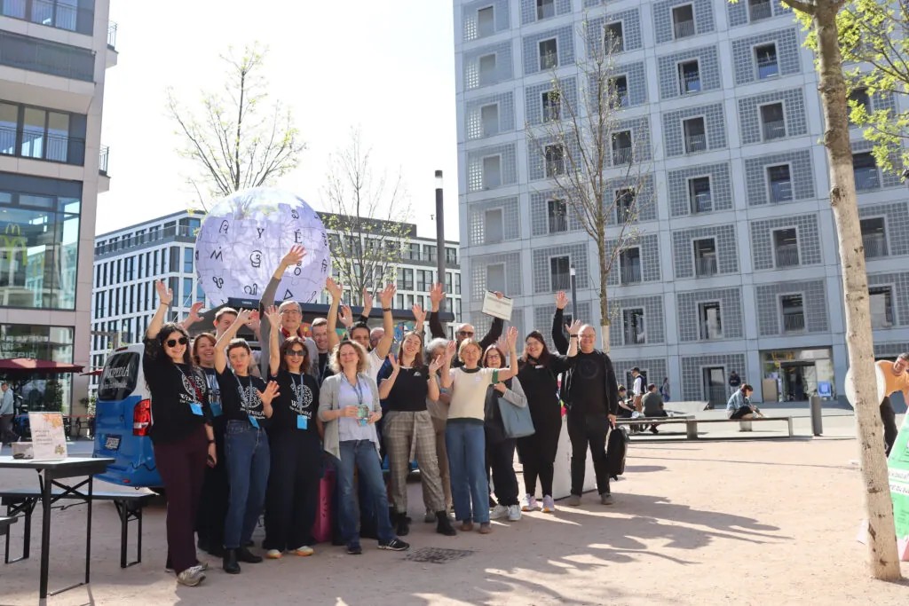 Gruppenbild vor Wikipedia-Bus in Stuttgart