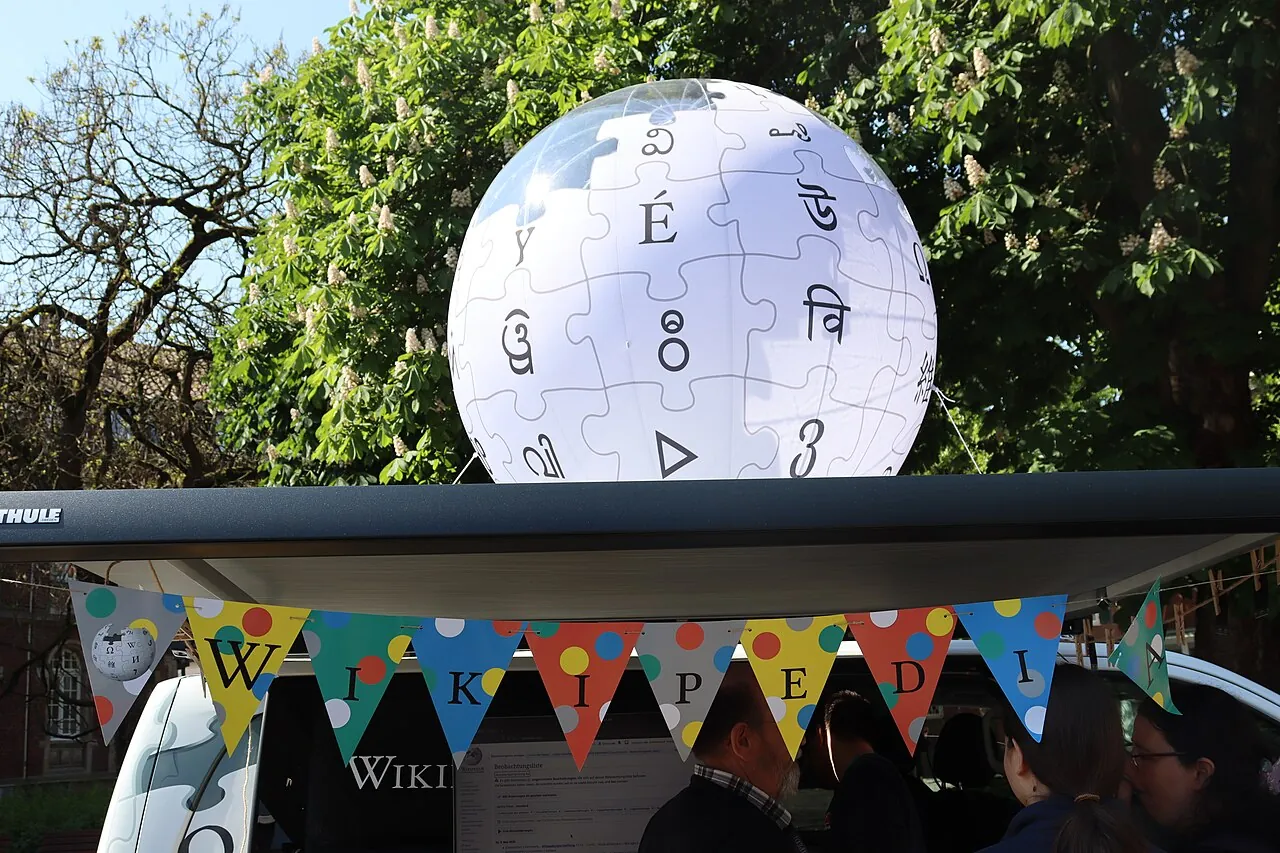 Aufblasbarer Wikipedia-Ball auf auf dem Busdach in Münster