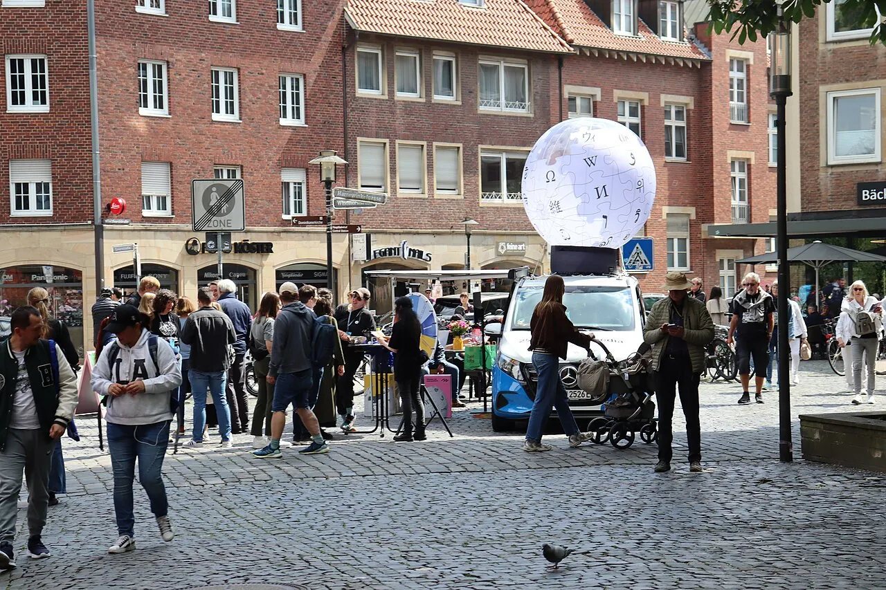 Wikipeda-Bus auf dem Harsewinkelplatz in Münster