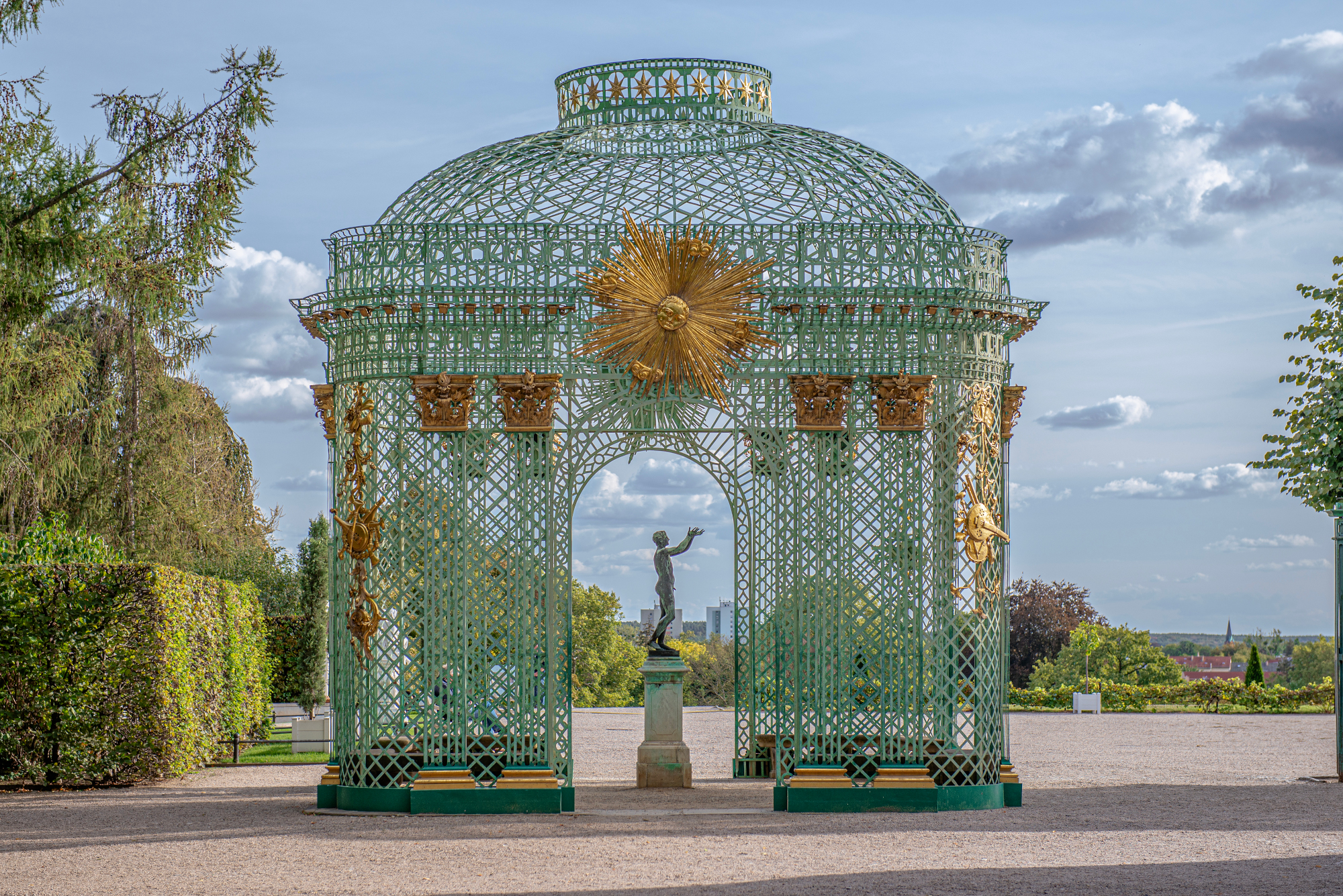 Gitterpavillon in Potsdam, im Hintergrund neubau Türme