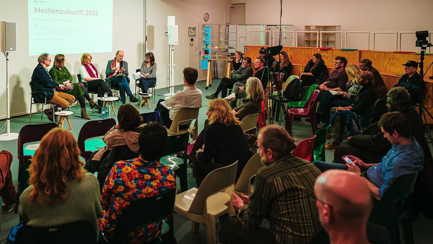 Das Bild zeigt die Teilnehmenden der Podiumsdiskussion aus der Sicht des Publikums. Die Teilnehmenden sind (v.l.n.r.): Cay Wesnigk (Drehbuchautor und Filmproduzent), Laura-Kristine Krause (Mitglied des ZDF-Fernsehrats für den Bereich Internet), Tabea Rößner, MdB (Bündnis 90/Die Grünen), Dr. Thorolf Lipp (Vorstand Deutsche Akademie für Fernsehen) und die Moderatorin Vera Linß. (Medienjournalistin). Foto: Ekvidi, Wiki200224-25, Zugeschnitten, CC0 1.0