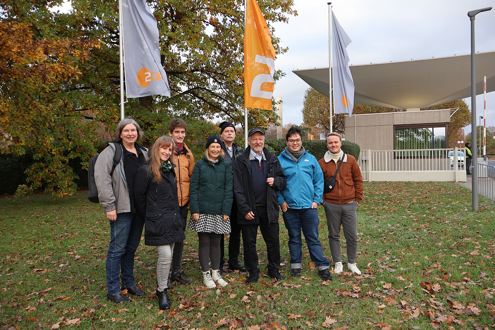 Die Ehrenamtlichen von Wiki Loves Broadcast und Jan-David Franke, Projektmanager im Team Politik und öffentlicher Sektor von Wikimedia Deutschland, beim ZDF in Mainz.