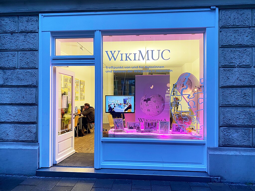 Schaufenster mit der Aufschrift WikiMUC
