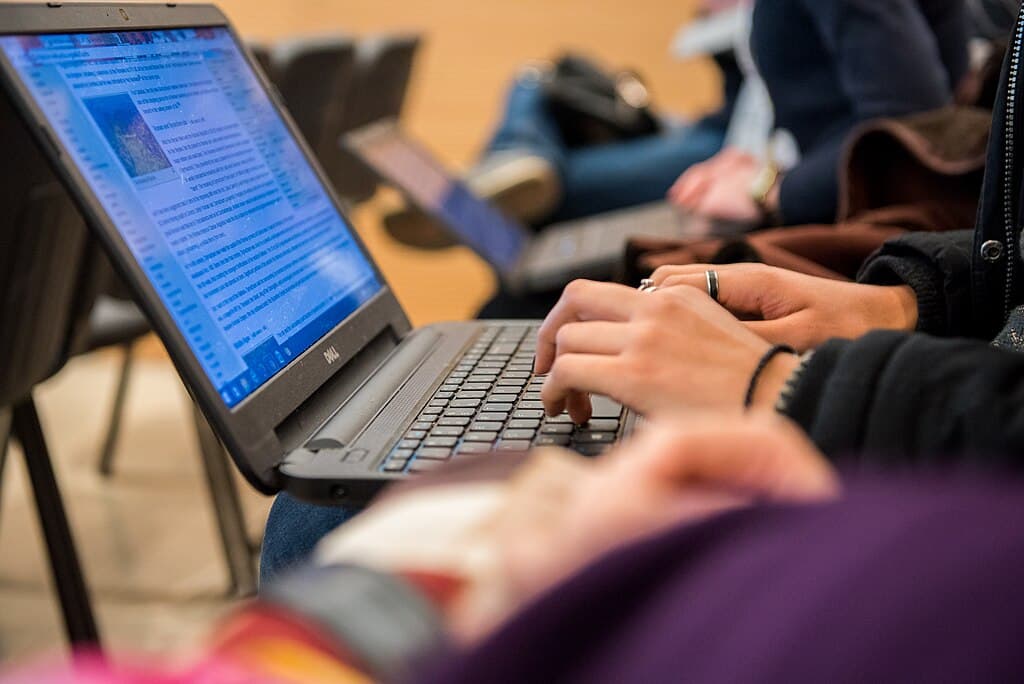 Laptop, auf der eine Wikipedia-Seite bearbeitet wird