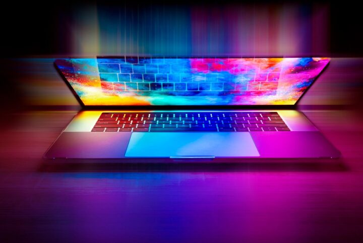 Laptop mit buntem und leuchtendem Screen