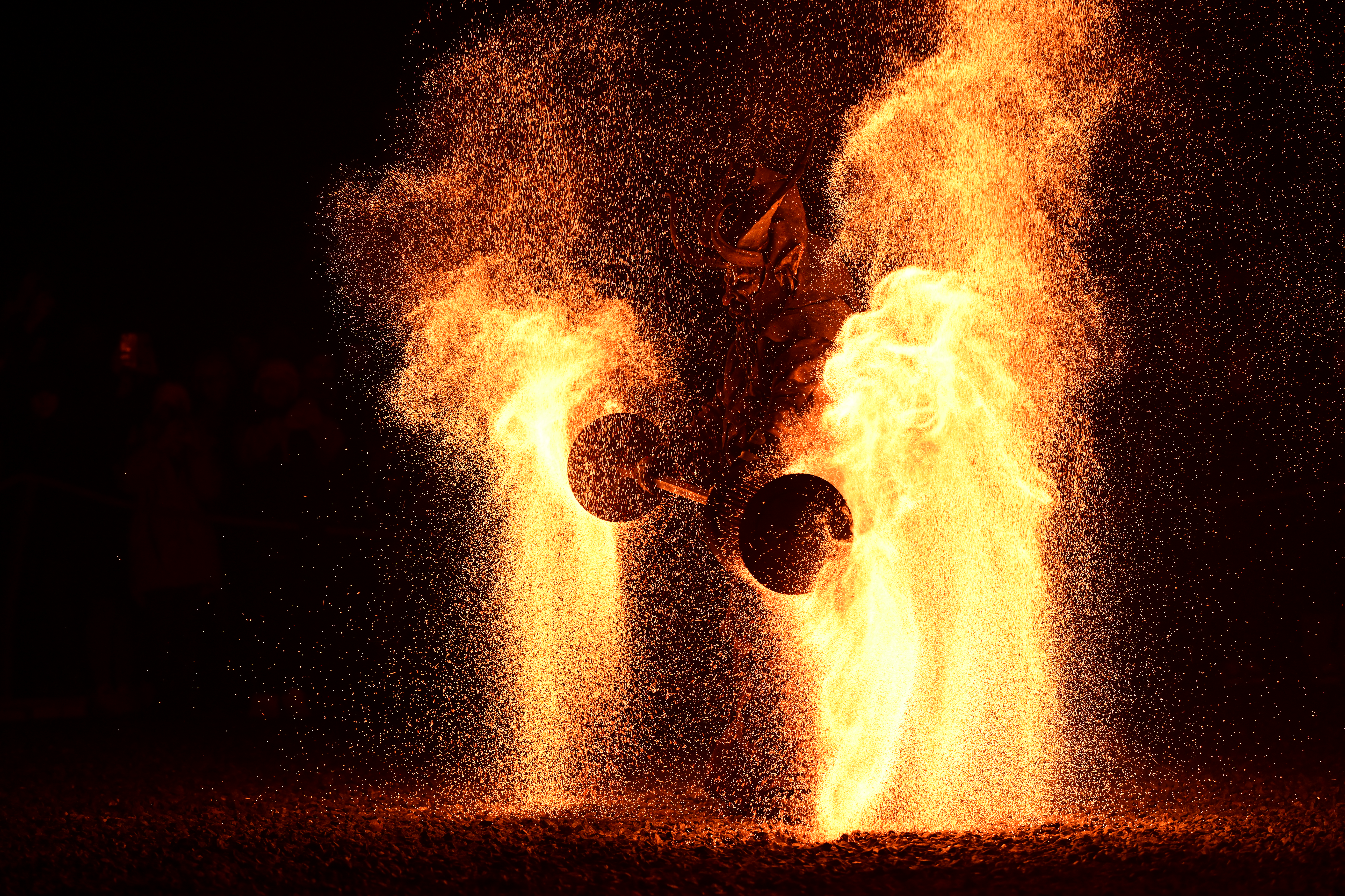 Feuershow bei einem Perchtenlauf in Bayern, 2024