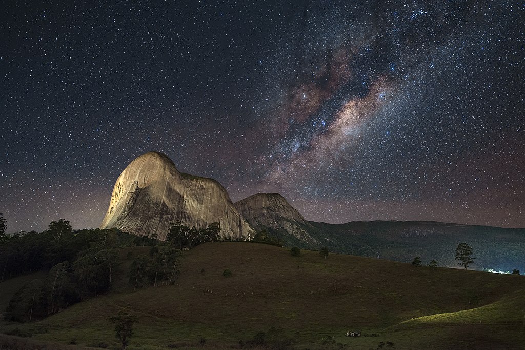 Der Pico Pedra Azul Berg vor Sternenhimmel