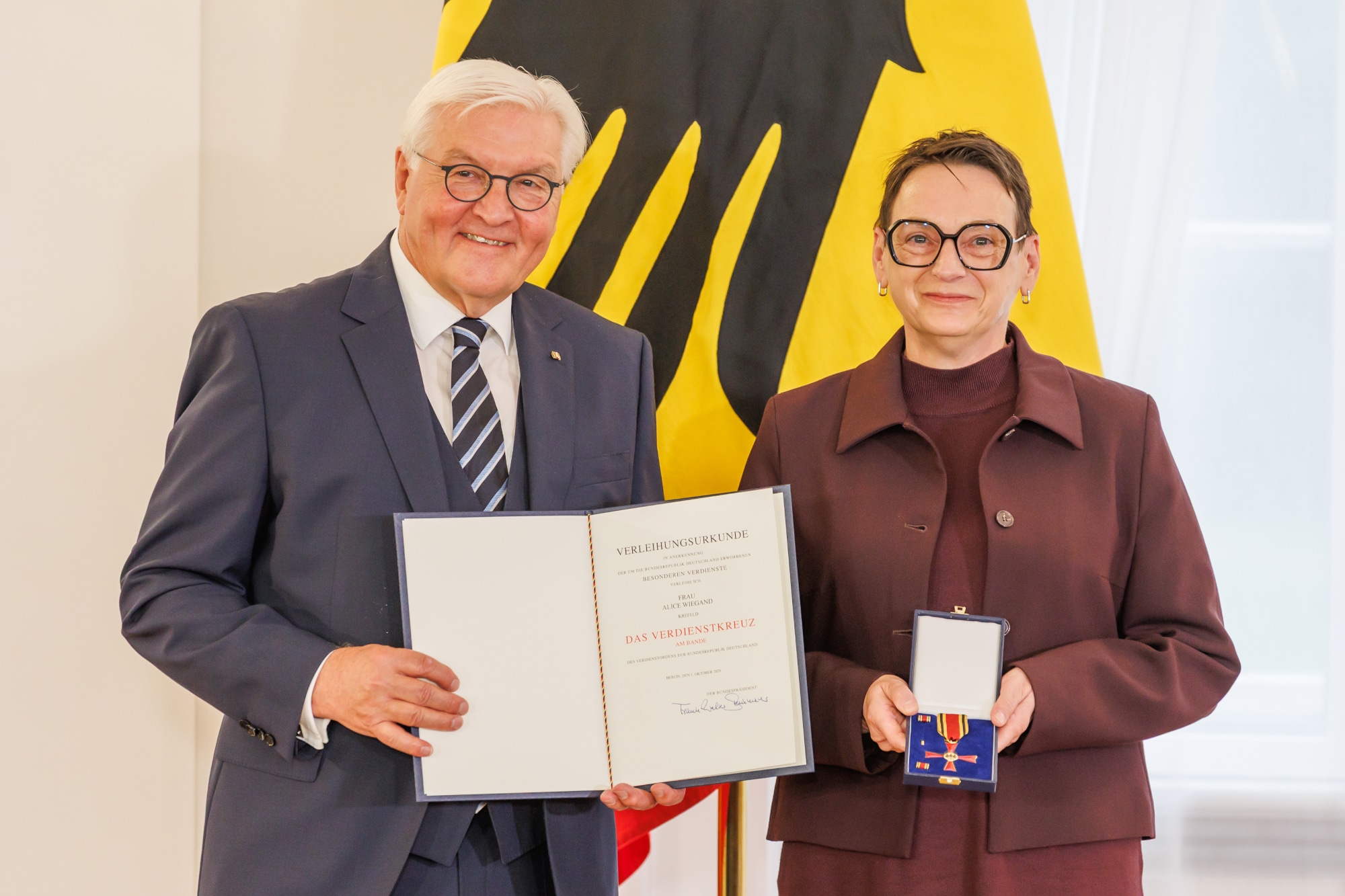 Alice Wiegand mit Bundespräsident Steinmeier und dem Bundesverdienstkreuz