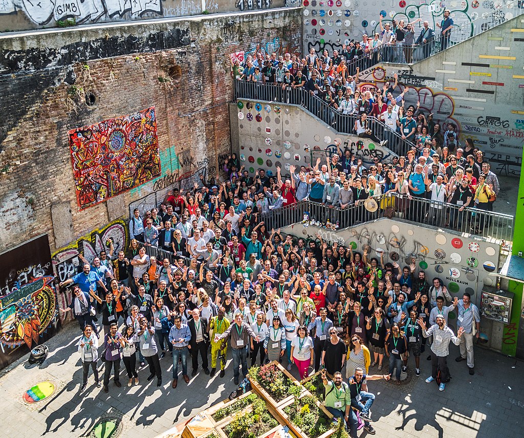 Jason Krüger for Wikimedia Deutschland e.V., Wikimedia Conference 2018, Group photo (2), CC BY-SA 4.0 (https://creativecommons.org/licenses/by-sa/4.0/deed.de)