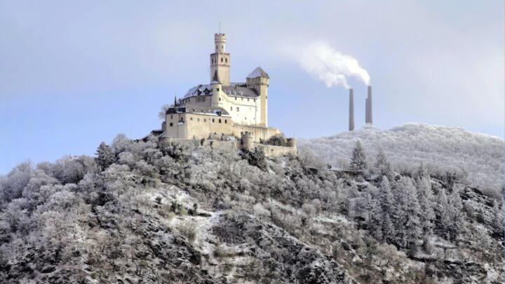 Marksburg im Winter, im Hintergrund rauchen Schornsteine