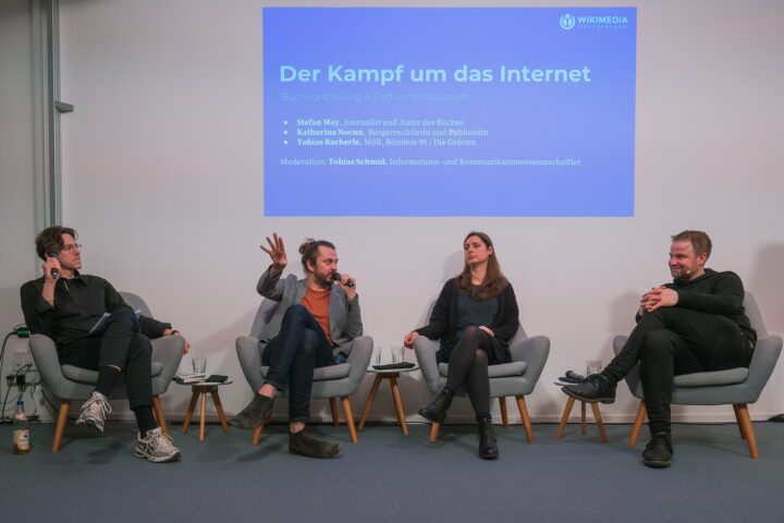 Podiumsdiskussion "Der Kampf um das Internet"