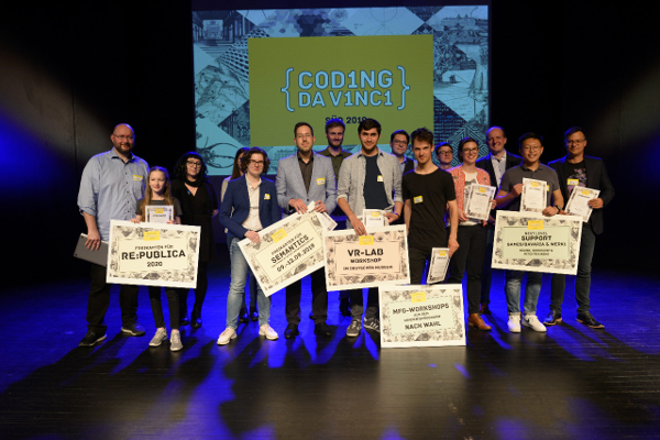 Gewinnerteams und Jury vereint auf der Bühne. Lizenz CC-BY 4.0 (https://creativecommons.org/licenses/by/4.0/deed.de) Coding da Vinci Süd, Bild: Diane von Schoen