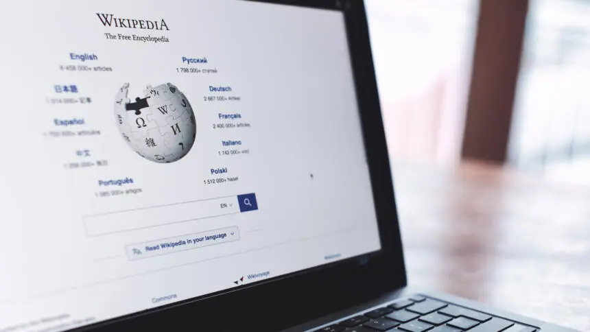 Laptop mit Wikipedia