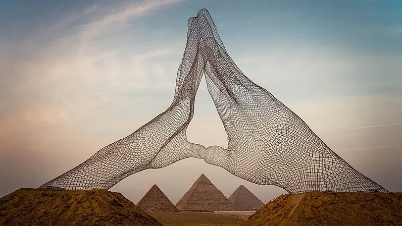 Pyramiden von Gizeh während der Ausstellung Forever is Now
