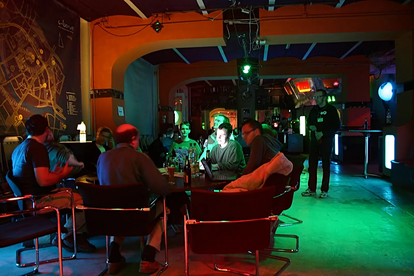 Der Innenraum der c-base in Berlin