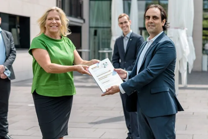 Übergabe von Unterschriften