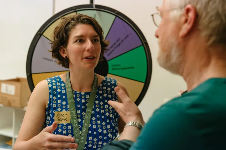 Dr. Anne-Sophie Waag im Gespräch mit einem Gast.