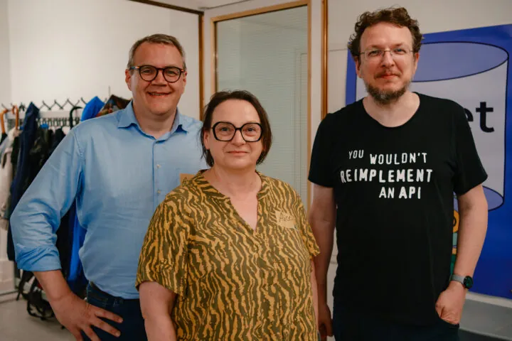 Viele Menschen sind Wikimedia Deutschland schon lange verbunden und haben seine Geschichte geprägt. Arne Klempert (l.) gehört zu den Gründungsmitgliedern des Vereins und war sein erster hauptamtlicher Geschäftsführer. Mathias Schindler (r.) hat den Verein ebenfalls mit gegründet und war lange Projektmanager im Bereich Politik und Gesellschaft. Er arbeitet weiterhin – ebenso wie Wikimedia Deutschland – zum Thema Open Data. Alice Wiegand (m.) wurde in diesem Jahr erneut zur Vorsitzenden des Präsidiums von Wikimedia Deutschland gewählt. Sie bringt viel Wissen in die Arbeit in diesem Gremium mit, denn auch sie ist der Wikimedia Bewegung seit 20 Jahren verbunden.