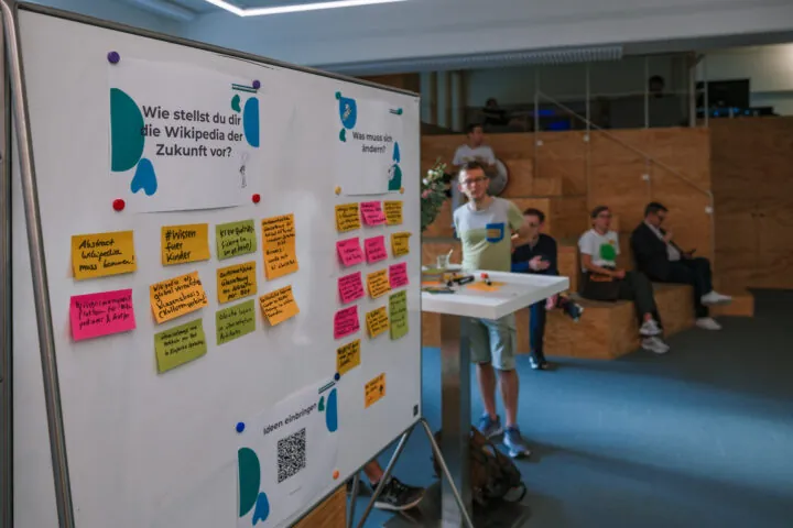 Whiteboard mit Ergebnissen des Wikipedia-Zukunftskongresses.