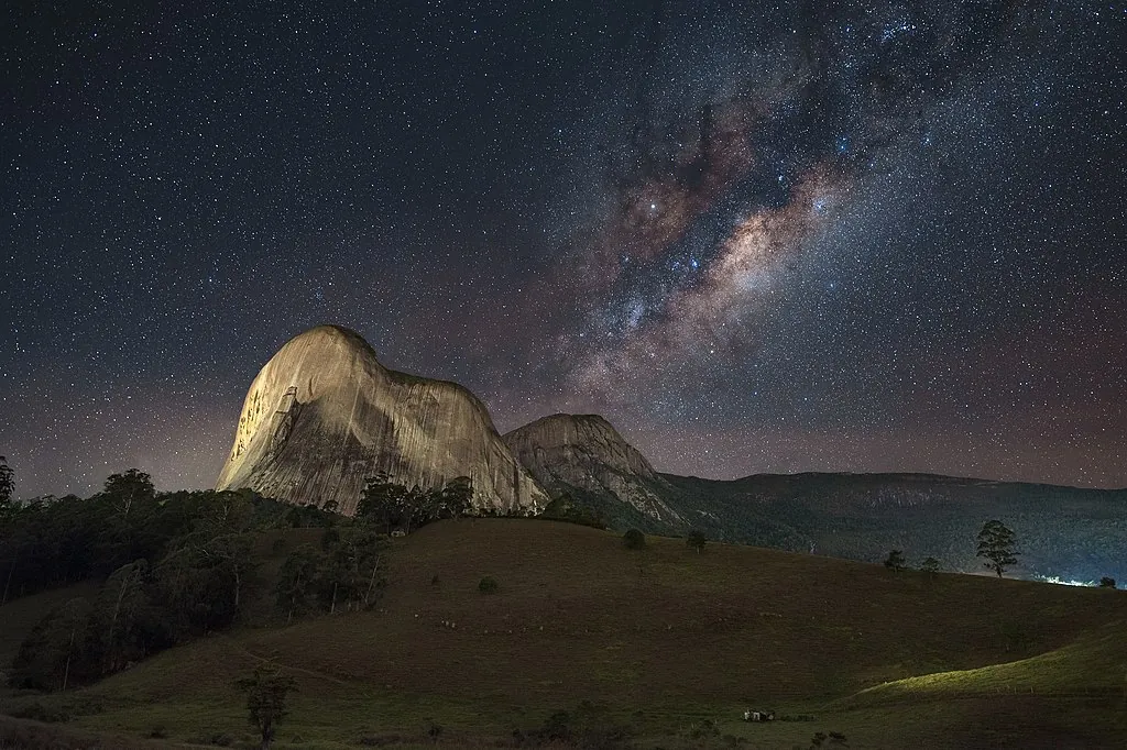 Der Pico Pedra Azul Berg vor Sternenhimmel