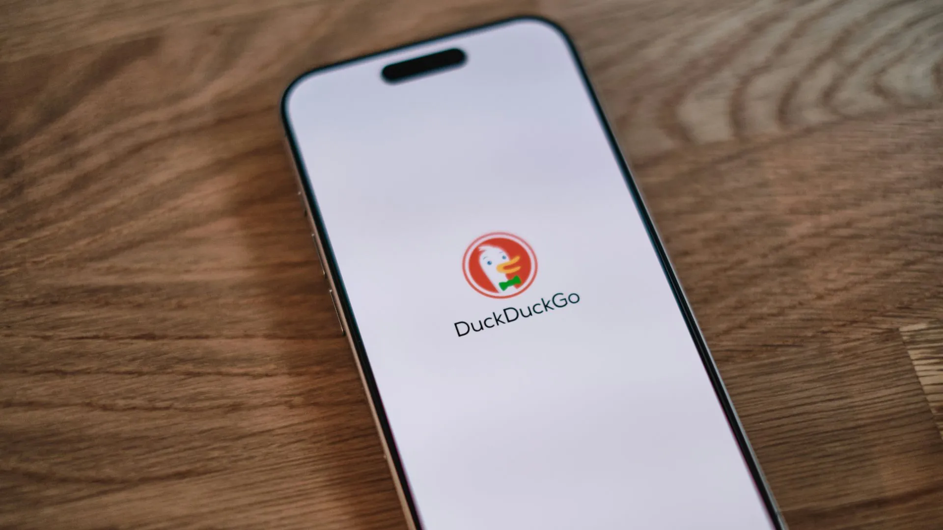Smartphone mit DuckDuckGo-Browser