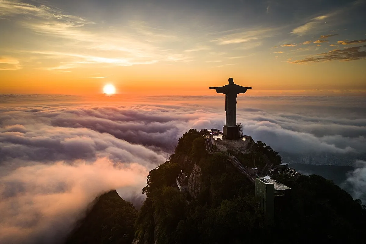 Die Christusstatue in Rio de Janeiro über den Wolen bei Sonnenaufgang.