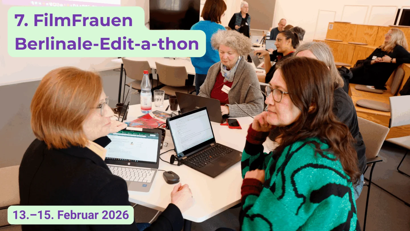 Ehrenamtliche beim Eidtieren in der Geschäftsstelle von Wikimedia Deutschland