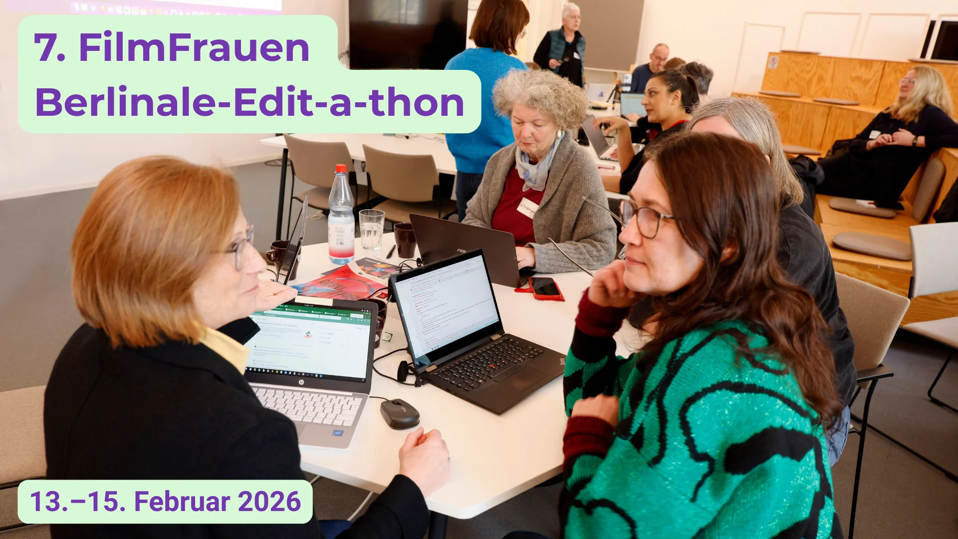 Ehrenamtliche beim Eidtieren in der Geschäftsstelle von Wikimedia Deutschland