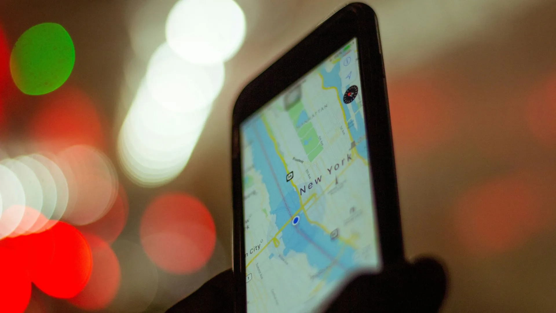 Smartphone mit GPS-Anzeige