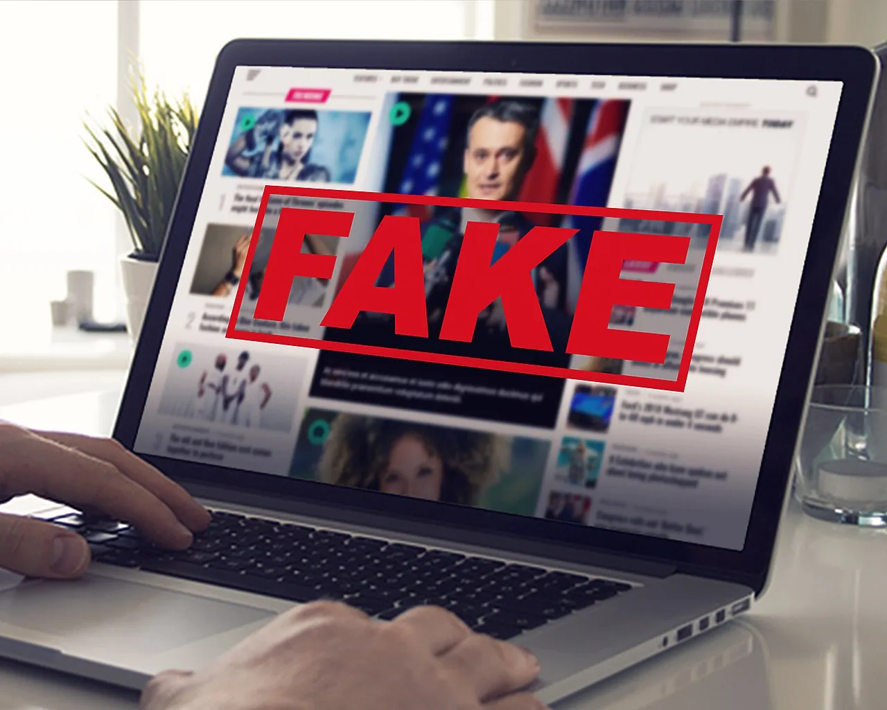Auf einem Laptopbildschirm ist groß das Wort "Fake" zu lesen.
