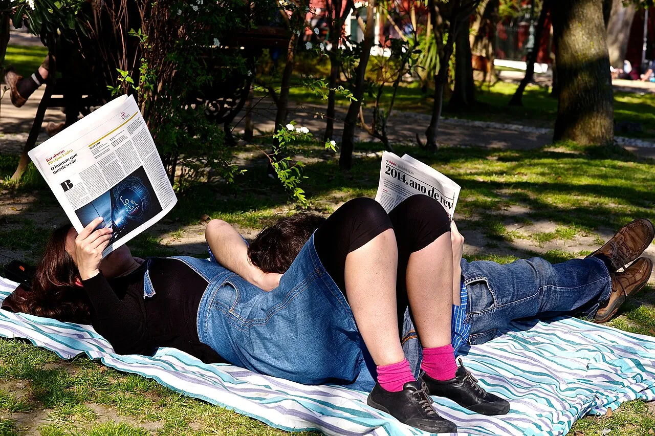 Zeitung-Lesende im Park