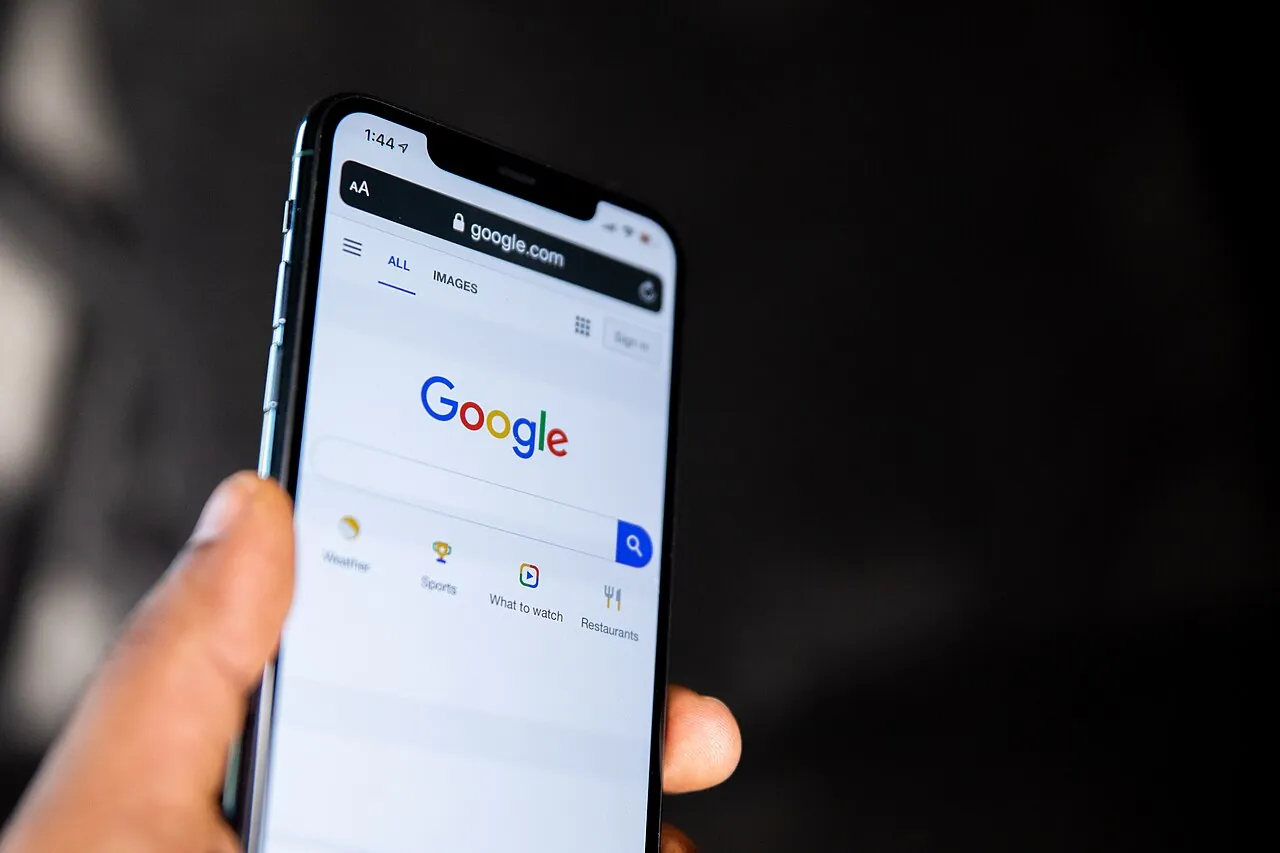 Ein Handy mit geöffneter Google-Suche.